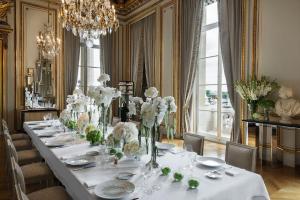 Hotel De Crillon - Exploring the Hotels Location