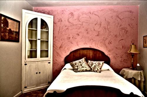 Hotel Niles - Location and History