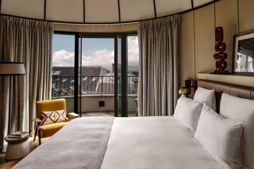 Hotel Norman Paris - Location and Accessibility