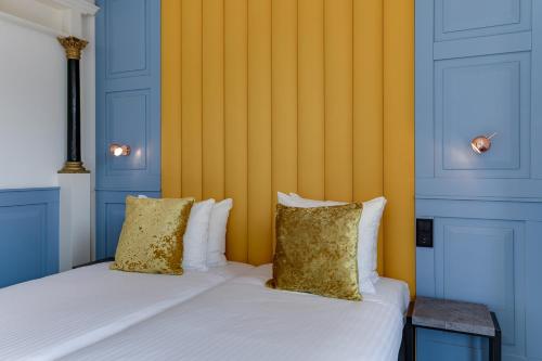 Hotel Royal Bridges - Location and Surroundings