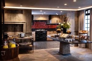 Hotel Saint-Delis - The Painter's House - Relais & Châteaux - Location and Accessibility