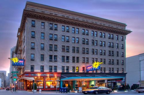 Hotel Triton - Location and Accessibility