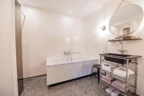Hotel V Nesplein - Hotel Overview and Location