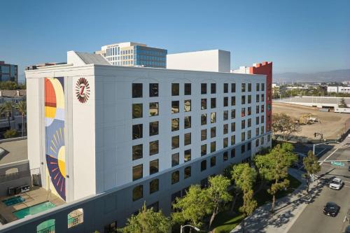 Hotel Zessa Santa Ana, a DoubleTree by Hilton - Location and Surroundings