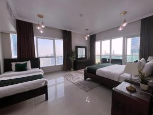 Iconic Marina & Sea Views From The 52nd Floor - Property Overview