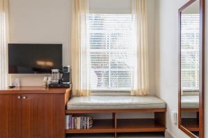 Kasa El Paseo Miami Beach - Captivating Location and Design