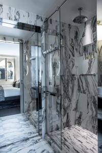 La Clef Champs-Élysées Paris by The Crest Collection - Location and Surroundings