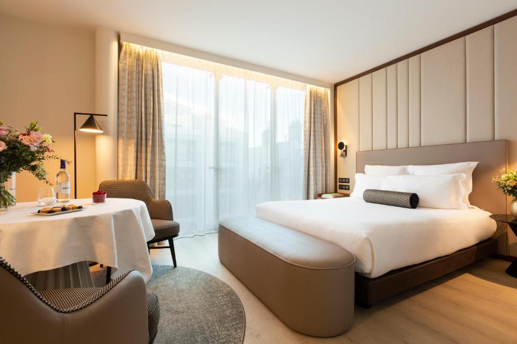 La Clef Tour Eiffel Paris by The Crest Collection Review
