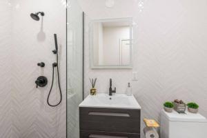 Luxe Studio W Juliet Balcony in Upper East - Property Highlights