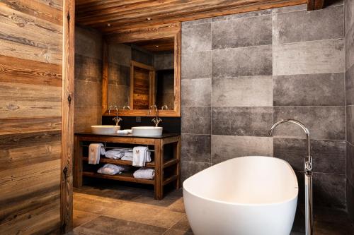 M Lodge & Spa - Location and Accessibility