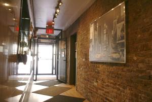 Off SoHo Suites Hotel - Hotel Location and Accessibility