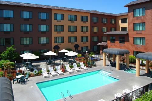 Oxford Suites Chico - Exceptional Location and Proximity