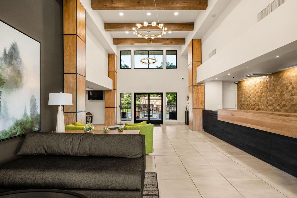 Oxford Suites Redding Review