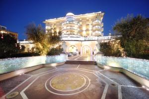 Palace Hotel - Dining Experience and Options