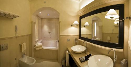 Palazzo Gattini Luxury Hotel - Location and Accessibility