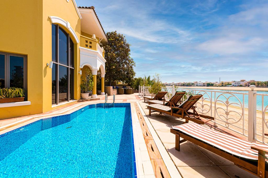 Palm Jumeirah Beachfront Private Pool Villa 5 BR & 1 Maids Room With Access to Beach Review