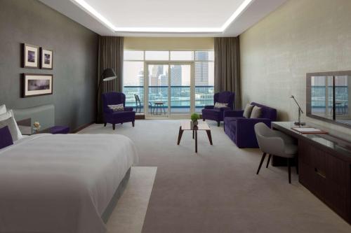 Radisson Blu Hotel, Dubai Waterfront - Location and Surroundings