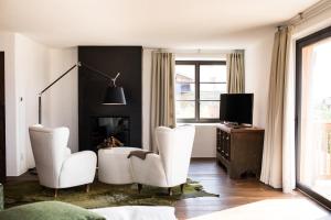 Romantic Hotel Tower - Hotel Features and History