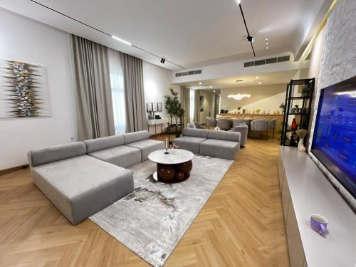 Sea Breeze Villa - Location and Accessibility