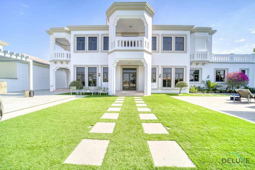 Signature 6BR Villa With Assistant Room and Private Pool in Frond F Palm Jumeirah by Deluxe Holiday Homes Review