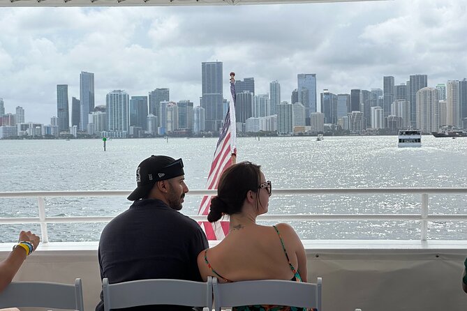 Skyline Millionaire Homes Photo Tour With Photographer in Miami - Scenic 75-Minute Sightseeing Cruise