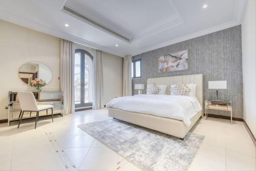 SOL Living - Chic 5BR Garden Villa W/Pool & Beach in Palm Jumeirah - Property Details