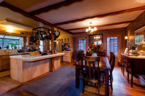 Strawberry Valley Inn - Location and Surroundings