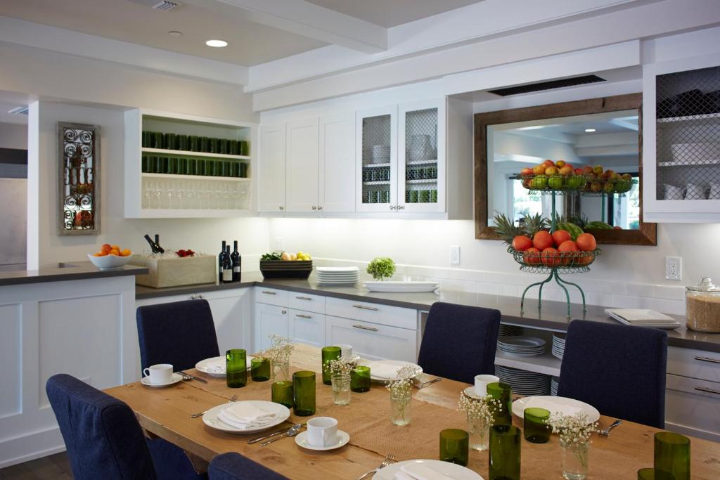 SummerWood Inn - Location and Surrounding Area