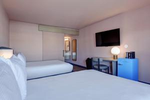 The Dunes Hotel (Palm Springs) - Hotel Location and Highlights