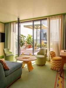 The Fantasy - Hotel Location and Proximity