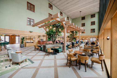 The July - Boat & Co - Location and Accessibility