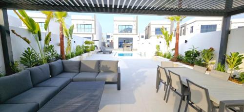 The View Luxury Villa 5 BR - Al Dana Island Fujairah - Property Overview