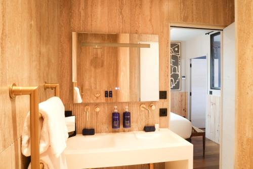 The Waves Hotel & Spa - Location and Accessibility