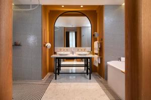 Vernet Hotel Champs Élysées Paris - Hotel Location and Highlights