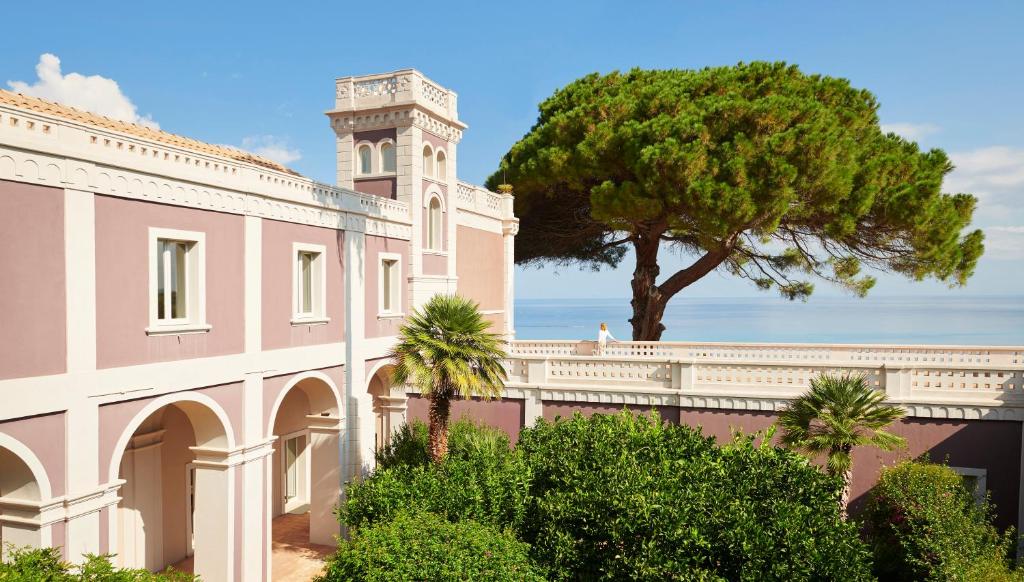 Villa Paola Review