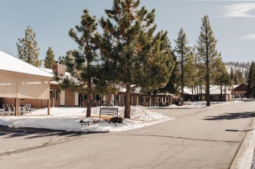 Vintage Lakeside Inn - Hotel Overview