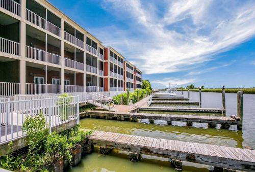 Water Street Hotel & Marina, Ascend Hotel Collection - Waterfront Luxury and Amenities