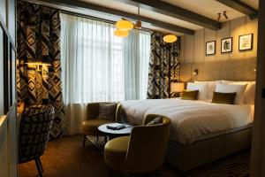 Ambassade Hotel - Location and Accessibility