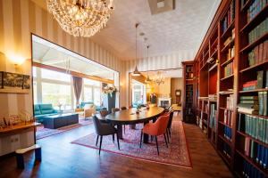 Bastion Hotel Apeldoorn Het Loo - Rooms and Amenities