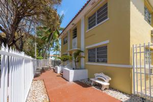 Bellamor Apts at 5th St Shopping Mall - Accommodation Details