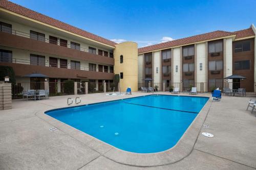 Best Western Norwalk Inn - Accommodations and Amenities