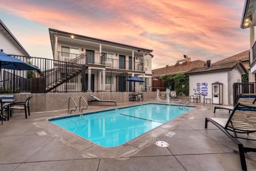 Best Western Rose Garden Inn - Amenities and Room Features