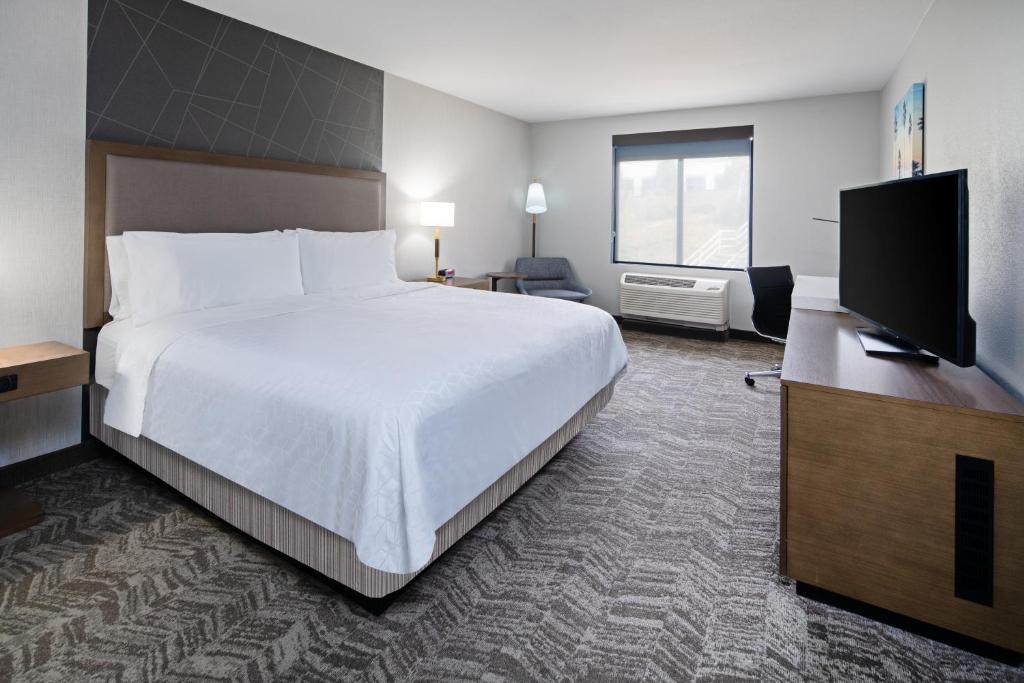 Best Western Valencia/Six Flags Inn & Suites - Convenient Location