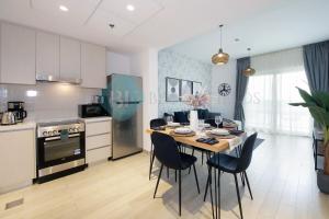 Bloomfields 1br Canal View In Waters Edge Yas - Accommodation Features