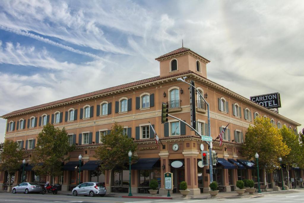 Carlton Hotel Review