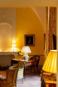 Château De Collias - Exquisite Dining Experience