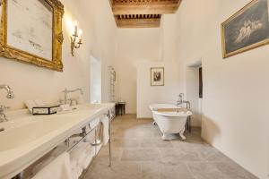 Château De Saint Vidal - Room Types and Amenities