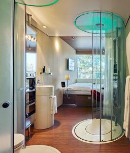 Citizenm Amsterdam South - Room Features and Amenities