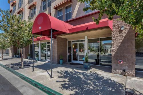 Comfort Suites Visalia - Convention Center - Location and Accessibility