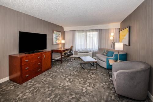 Courtyard by Marriott Oakland Airport - Accommodation Options and Room Types